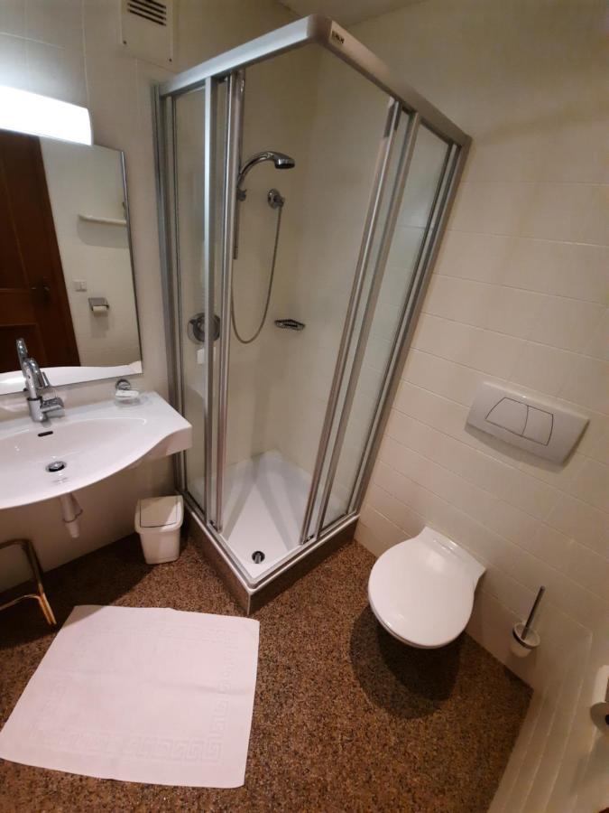 Gaestehaus Burgi Fuegen Ngoại thất bức ảnh