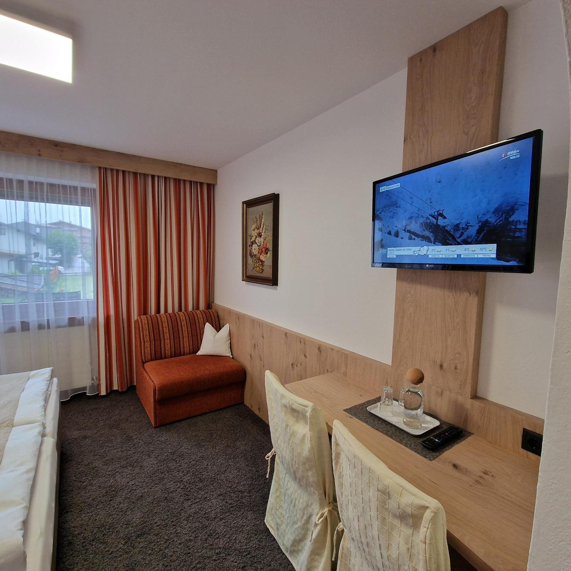 Gaestehaus Burgi Fuegen Ngoại thất bức ảnh