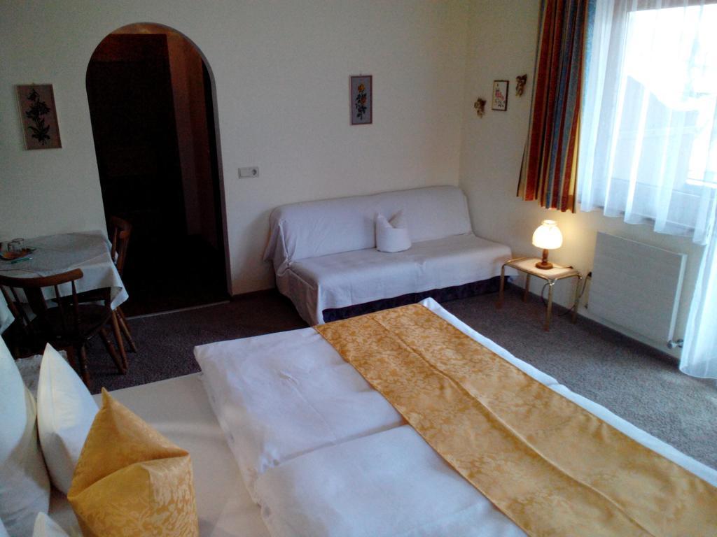 Gaestehaus Burgi Fuegen Ngoại thất bức ảnh